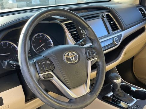 Used 2018 Toyota Highlander XLE w/ Carpet Mat Package (TMS) FWD image 9