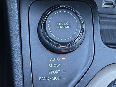 Used 2016 Jeep Cherokee Limited image 16