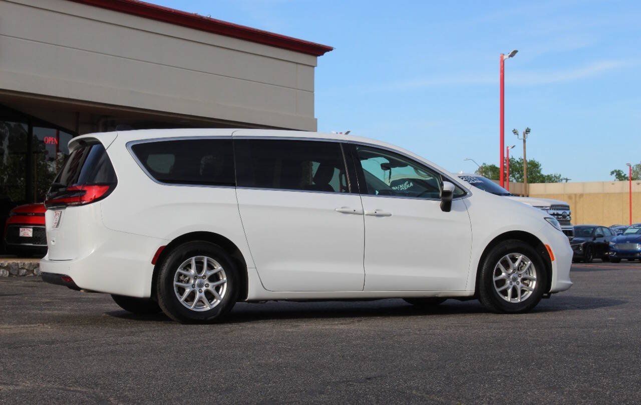 Used 2025 Chrysler Pacifica Select FWD image 3
