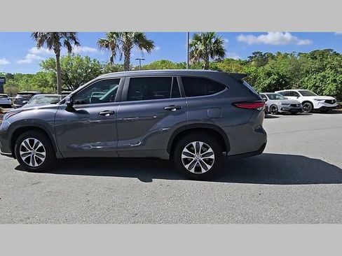 Used 2023 Toyota Highlander XLE image 19