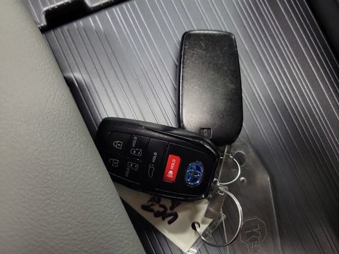 Used 2025 Toyota Sienna XLE w/ XLE Plus Package FWD image 15