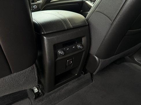 Used 2023 Chevrolet Traverse LT FWD image 21