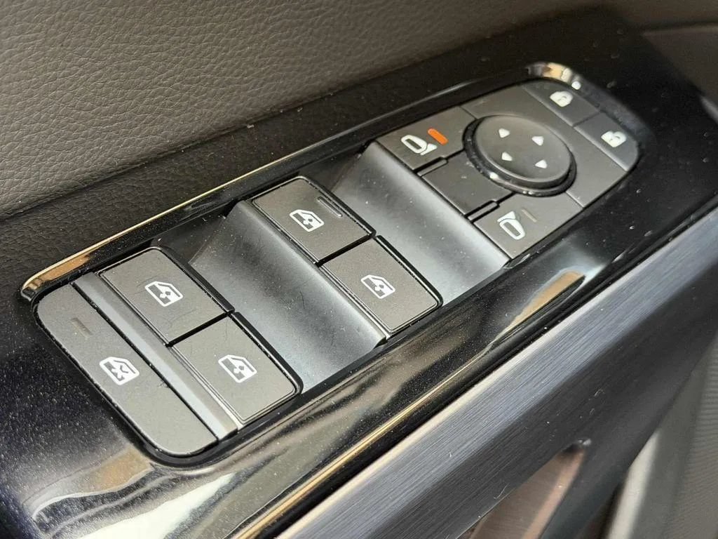 Used 2023 Nissan Pathfinder SL AWD/4WD image 27