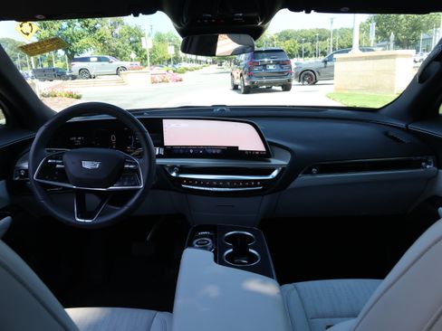 Used 2024 Cadillac Lyriq Luxury RWD image 16