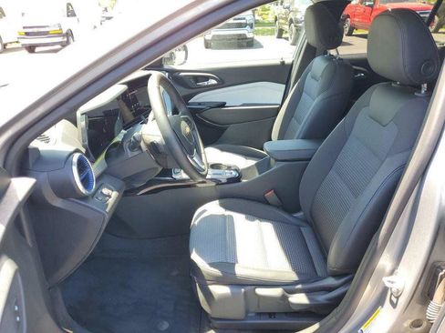 Certified 2025 Chevrolet Trax LT w/ Driver Confidence Package FWD image 5