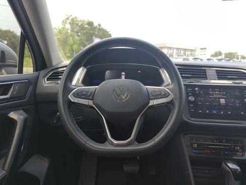 Certified 2023 Volkswagen Tiguan SE w/ Panoramic Sunroof Package FWD image 17