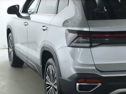 Used 2025 Volkswagen Taos SE image 41