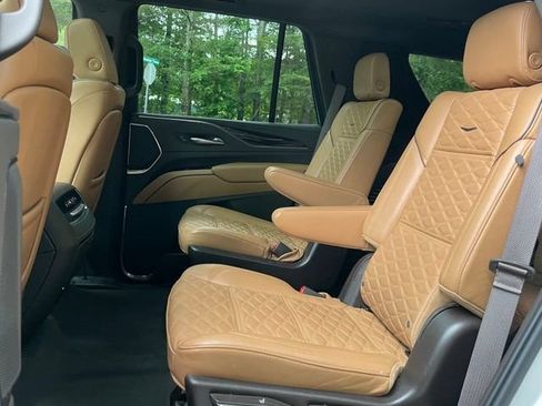 Used 2022 Cadillac Escalade Premium Luxury AWD/4WD image 16