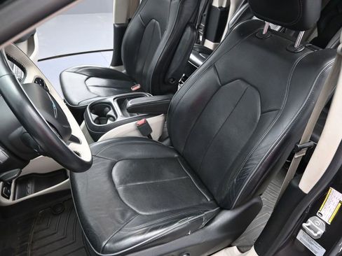 Used 2017 Chrysler Pacifica Platinum image 9