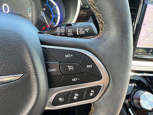 Used 2023 Chrysler Pacifica Pinnacle FWD image 40