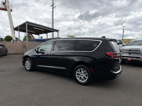 Used 2023 Chrysler Pacifica Touring-L FWD image 3