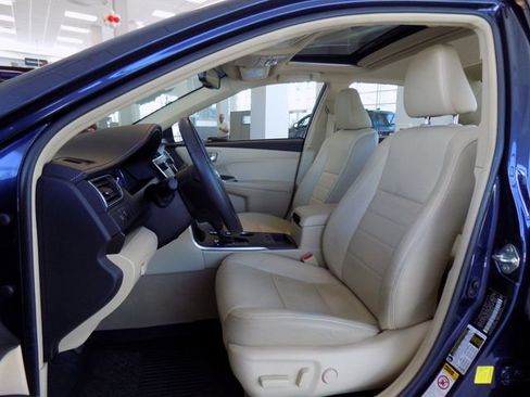 Used 2017 Toyota Camry XLE w/ Moonroof Package FWD image 19