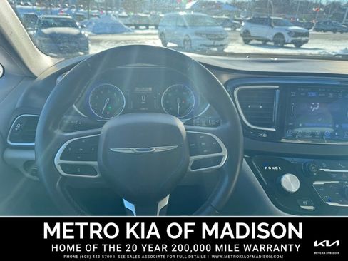 Used 2017 Chrysler Pacifica Touring-L image 21