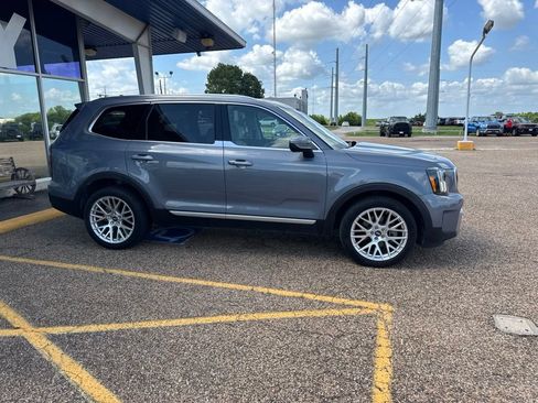 Used 2023 Kia Telluride EX w/ EX Captain's Chair Package FWD image 4