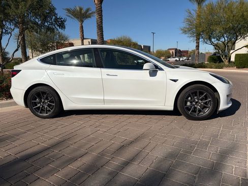 Used 2020 Tesla Model 3 Standard Range image 2