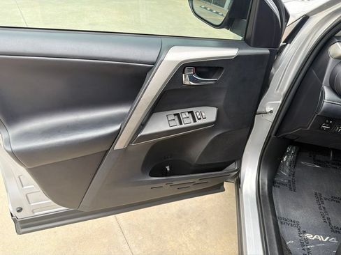 Used 2018 Toyota RAV4 XLE FWD image 15