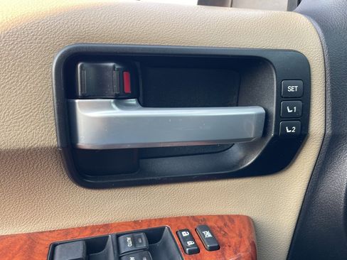 Used 2018 Toyota Sequoia Platinum image 25