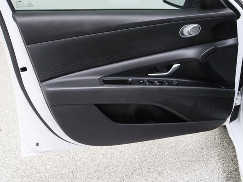 Used 2025 Hyundai Elantra SE FWD image 12