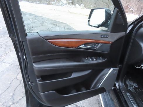 Used 2019 Cadillac Escalade Premium Luxury image 38