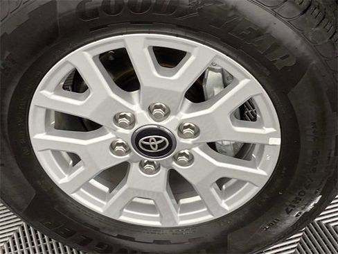 Used 2025 Toyota Tacoma SR5 image 27