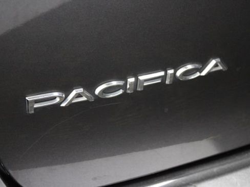 Used 2019 Chrysler Pacifica Touring-L FWD image 9