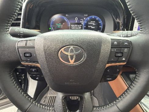 Certified 2025 Toyota Crown Signia AWD/4WD image 18