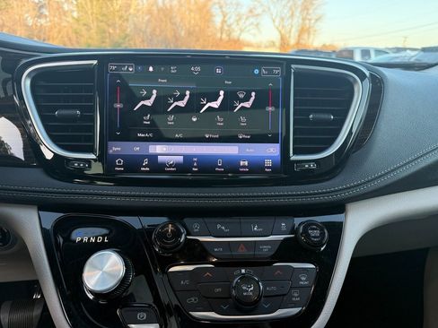 Used 2023 Chrysler Pacifica Limited w/ Uconnect Theater Family Group image 11