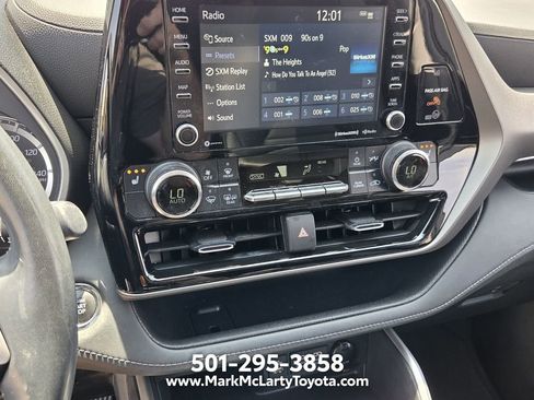 Used 2022 Toyota Highlander XLE FWD image 19