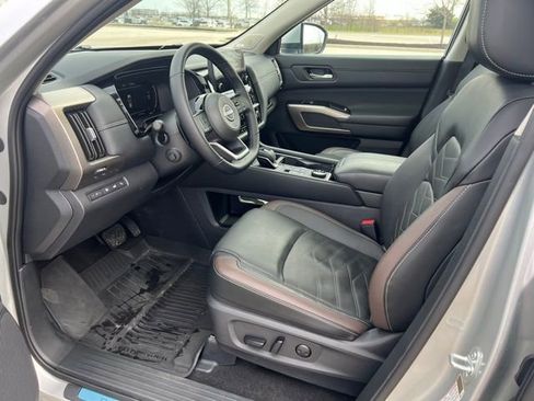 Used 2025 Nissan Pathfinder Platinum image 26