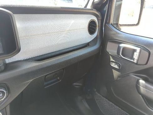 Certified 2025 Jeep Gladiator Sport AWD/4WD image 8