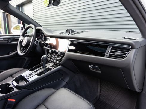Certified 2025 Porsche Macan AWD/4WD image 35