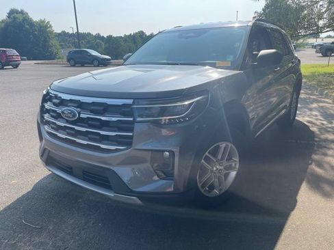 Used 2025 Ford Explorer Active w/ Active Comfort Package RWD image 2