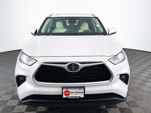 Used 2022 Toyota Highlander XLE AWD/4WD image 2