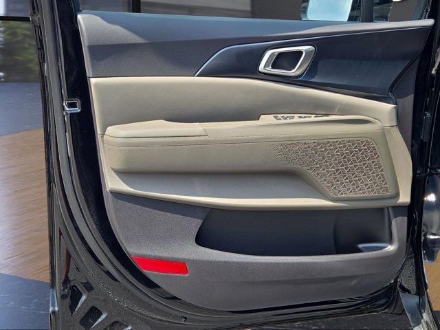 Used 2025 Kia Carnival FWD image 40