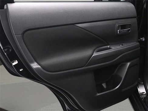 Used 2018 Mitsubishi Outlander SE image 12