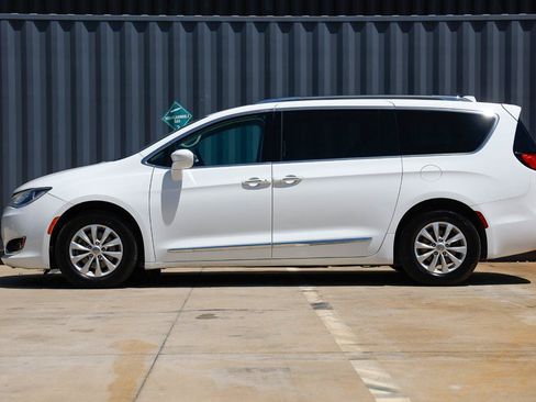 Used 2019 Chrysler Pacifica Touring-L FWD image 2