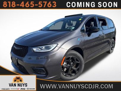 Used 2023 Chrysler Pacifica Limited w/ Uconnect Theater Family Group
