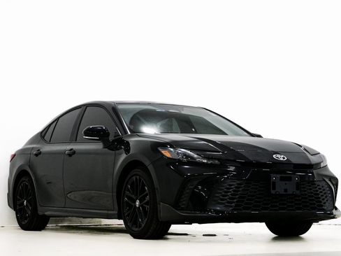 Used 2026 Toyota Camry SE image 1