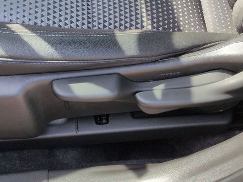 Used 2025 Chevrolet Trax LT w/ LT Convenience Package image 17