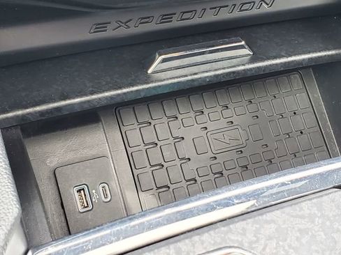 Used 2022 Ford Expedition Limited image 22