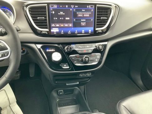 Used 2025 Chrysler Pacifica Select image 23