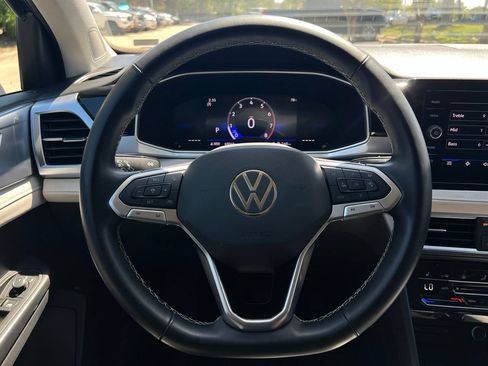 Used 2025 Volkswagen Taos SE FWD image 14