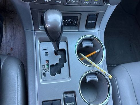 Used 2010 Toyota Highlander SE AWD/4WD image 3