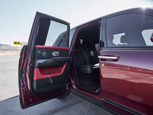 Used 2022 Rolls-Royce Cullinan Black Badge image 25