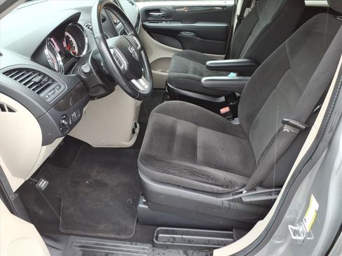 Used 2018 Dodge Grand Caravan SE w/ UConnect Hands-Free Group FWD image 12