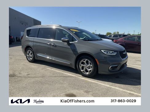 Used 2023 Chrysler Pacifica Limited FWD image 1