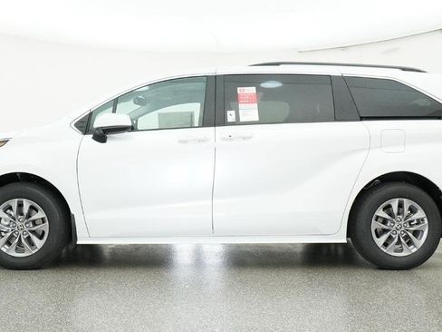 New 2026 Toyota Sienna XLE FWD image 4