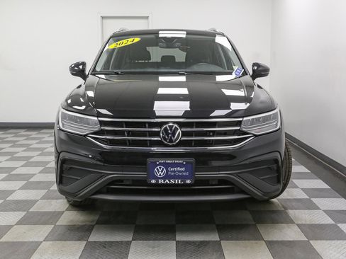 Certified 2024 Volkswagen Tiguan SE w/ Panoramic Sunroof Package AWD/4WD image 4