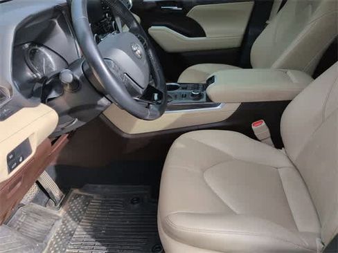Used 2021 Toyota Highlander Limited image 16