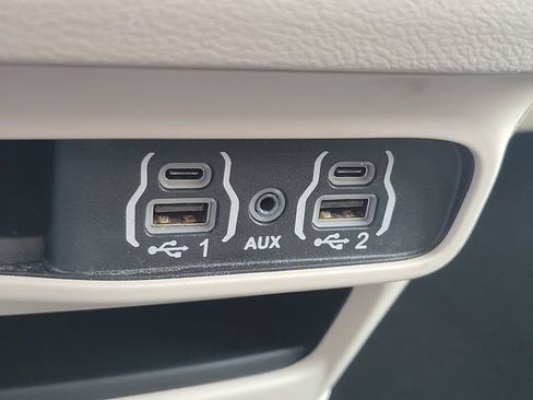 Used 2024 Chrysler Pacifica Touring-L FWD image 27